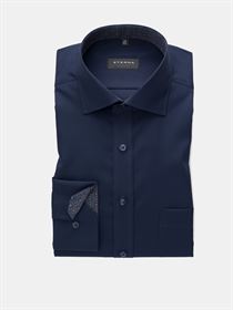 Eterna mørkeblå Modern Fit skjorte med ekstra ærmelængde 68 cm. med kontrastfarver og mørkeblå knapper
